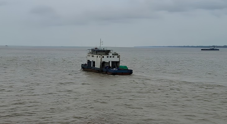 তীব্র স্রোতে ঘাটে ভিড়তে না পেরে ভেসে গেল ফেরি